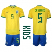 Brasilien Casemiro #5 Hjemmebanetrøje Børn VM 2022 Kort ærmer (+ bukser)