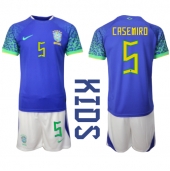 Brasilien Casemiro #5 Udebanetrøje Børn VM 2022 Kort ærmer (+ bukser)